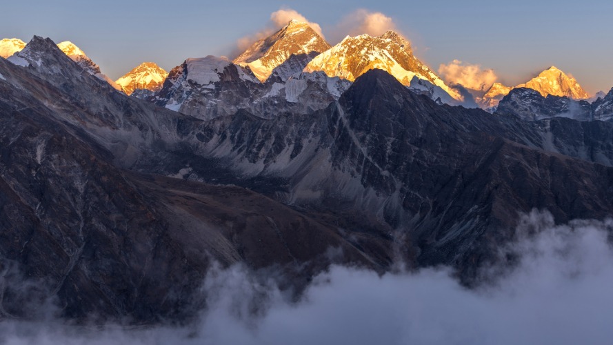 breathtaking shot of everest mountain covered in s 2023 11 27 05 30 04 utc